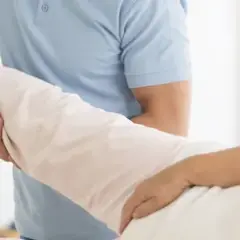Kiedy rehabilitacja po endoprotezie biodra? Kluczowe etapy i porady