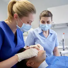 Co można zrobić u dentysty na nfz? Poznaj darmowe zabiegi stomatologiczne
