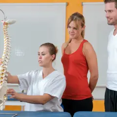 Czy technik fizjoterapii ma prawo wykonywania zawodu? Sprawdź różnice.