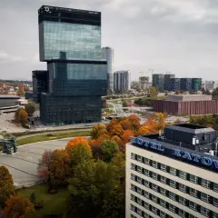 Widok na nowoczesne budynki i Spodek w Katowicach jesienią.