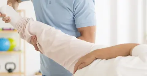 Kiedy rehabilitacja po endoprotezie biodra? Kluczowe etapy i porady