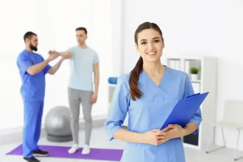 Ile zarabia fizjoterapeuta na kontrakcie? Zaskakujące różnice w wynagrodzeniach