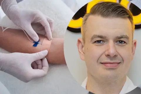 Lekarz podaje kroplówkę, która może pomóc na kaca.