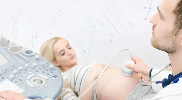 Badanie USG ciężarnej kobiety, lekarz sprawdza płód pod kątem trisomii 21.