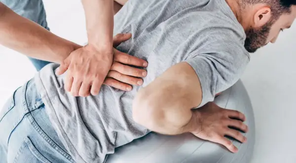 Czym się różni osteopata od fizjoterapeuty? Kluczowe różnice i wybór