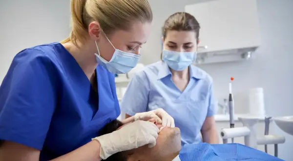 Co można zrobić u dentysty na nfz? Poznaj darmowe zabiegi stomatologiczne