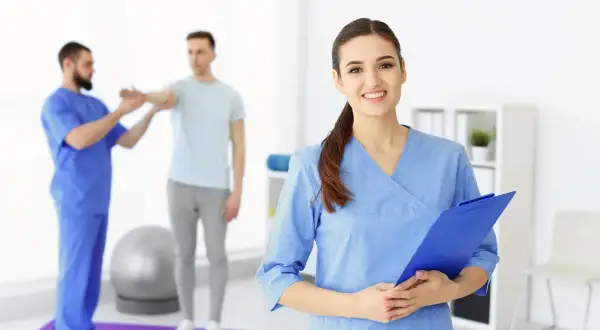 Ile zarabia fizjoterapeuta na kontrakcie? Zaskakujące różnice w wynagrodzeniach