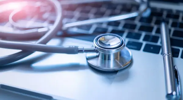 Gdzie najszybciej do neurologa NFZ w Warszawie? Oto najlepsze opcje