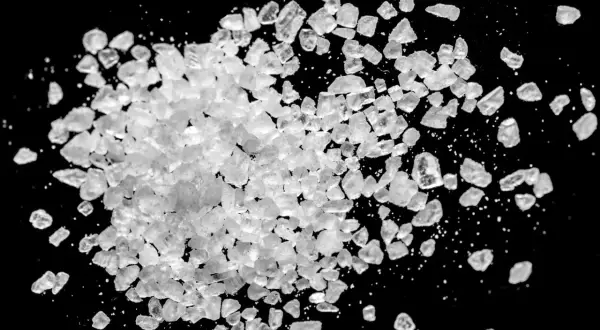 Kryształki przypominające sól, ale będące niebezpiecznym narkotykiem flakka.