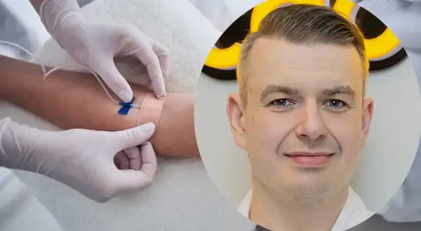 Lekarz podaje kroplówkę, która może pomóc na kaca.