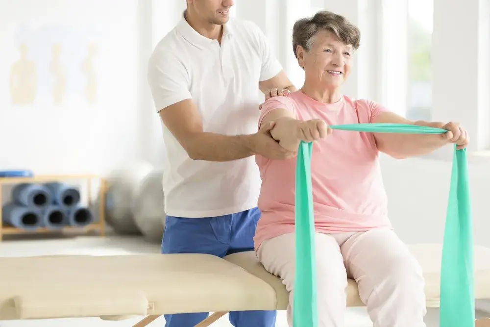 Zdjęcie Kiedy rehabilitacja po endoprotezie biodra? Kluczowe etapy i porady