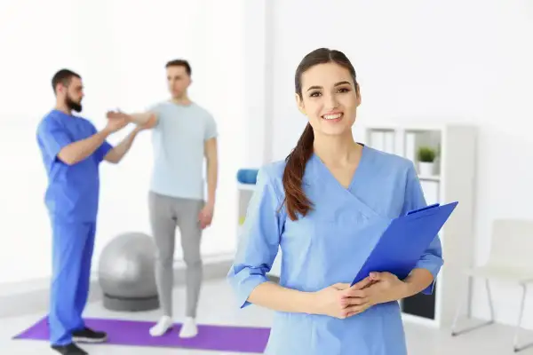 Ile zarabia fizjoterapeuta na kontrakcie? Zaskakujące różnice w wynagrodzeniach