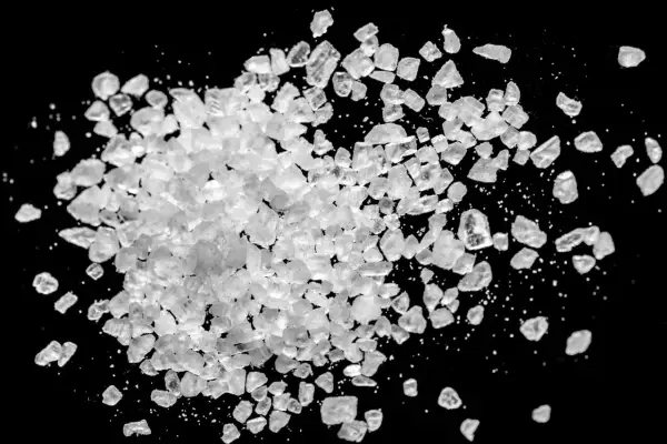 Kryształki przypominające sól, ale będące niebezpiecznym narkotykiem flakka.