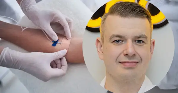 Lekarz podaje kroplówkę, która może pomóc na kaca.